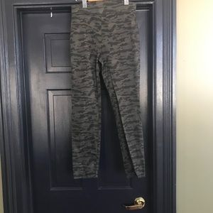 Hue Camo Leggings Never Worn Sz Small